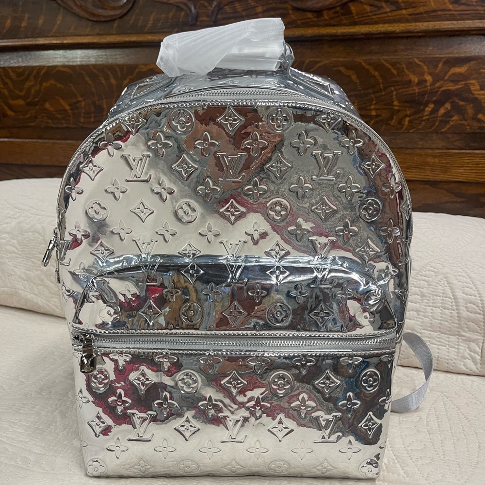 🔥🔥🔥Gorgeous silver backpack ( must read description)